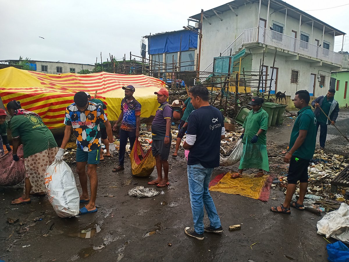 The clean up at Vasai Beach 